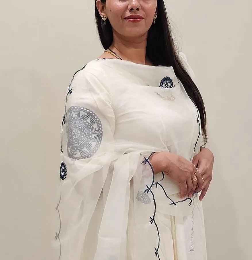 Mature housewife Roopa in Mayur Vihar, Delhi